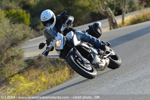 MV Agusta Stradale 800 sur départementale
