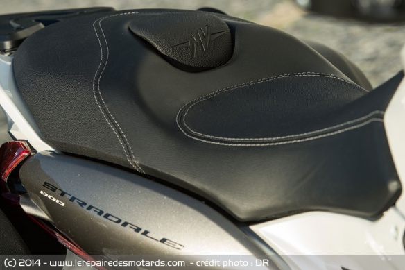 Détail des surpiqures de la selle de la MV Agusta Stradale 800