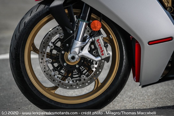Le freinage est assuré à l'avant par un disque de 320 mm et un étrier radial Brembo à 4 pistons