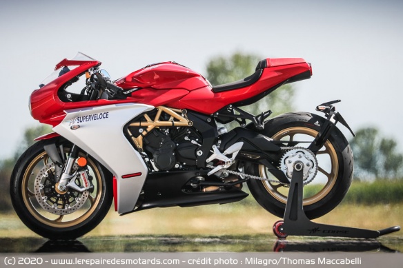Il est temps d'enfourcher cette Superveloce 800 pour voir ce qu'elle a dans le ventre