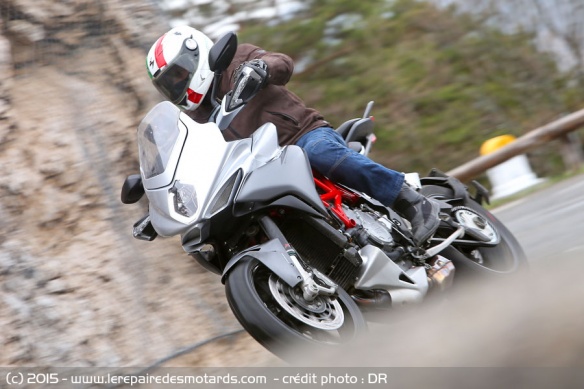 Essai MV Agusta Turismo Veloce 800 sur départementale