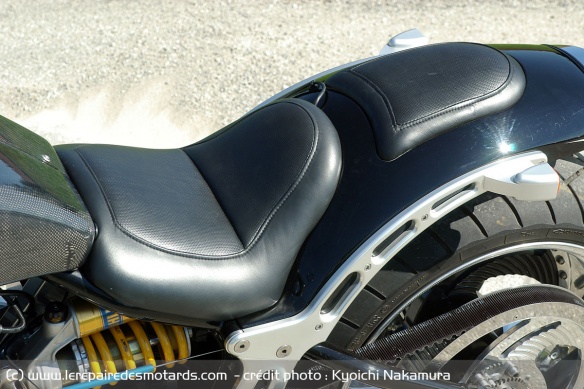 La selle se montre assez confortable, on ne peut pas en dire autant du patch qui sert à accueillir le passager