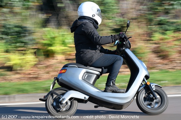 Scooter électrique NIU M1 sur départementale