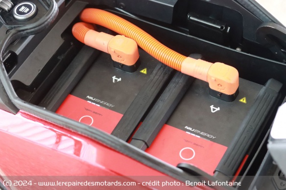 Le RQi Sport embarque deux batteries sous son faux réservoir