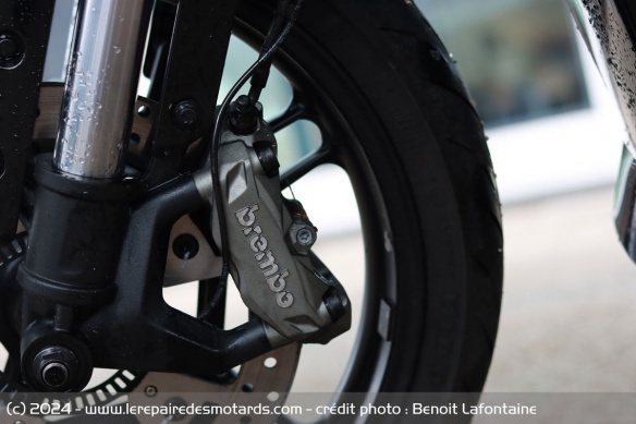 Le freinage est tout de même assuré par un étrier radial Brembo