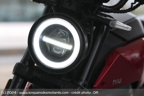 Le phare avant à LED de la Niu RQi Sport