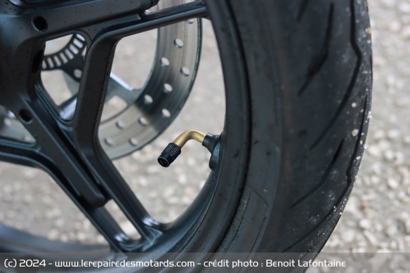 Les roues sont équipées de pneus Pirelli et de valves coudées