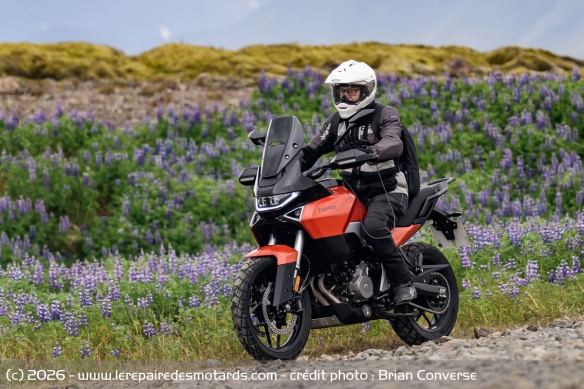 La position debout est confortable, mais la moto se pilote plus facilement en restant assis