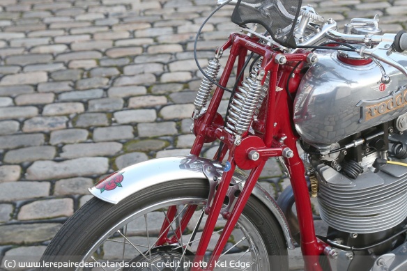 La fourche à parallélogramme Norton reçoit des ressorts plus grands