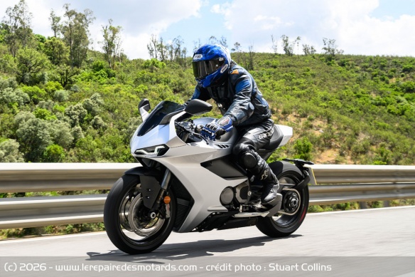 La moto bénéficie d'un régulateur de vitesse pour les sessions autoroutières