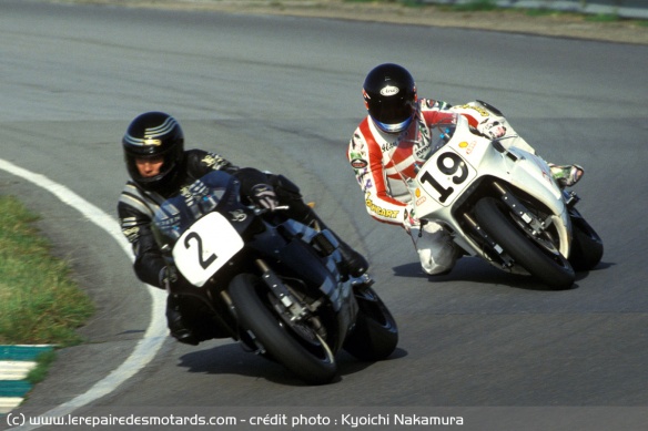 La Norton profite aussi d'un poids nettement plus bas que la concurrence, ici face à Ron Haslam