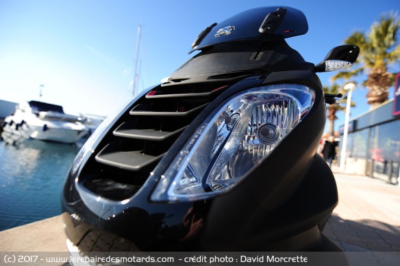 Peugeot Metropolis de face