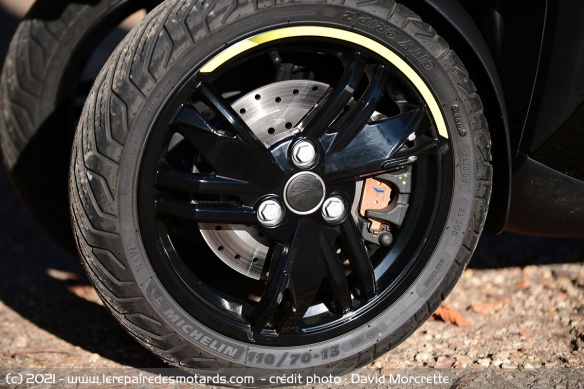 Deux disques de 230 mm, étriers Nissin à double piston, ABS Continental, frein de parking électronique
