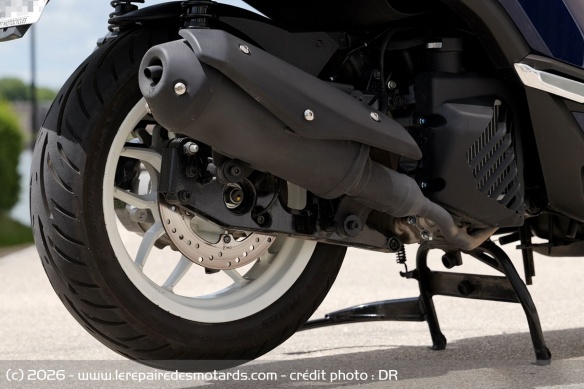 Le pneu arrière Mitas du Peugeot Pulsion Evo 125