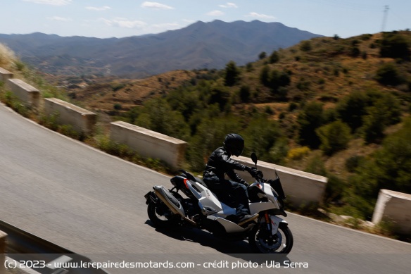 Essai du maxi-scooter Peugeot XP 400 sur route