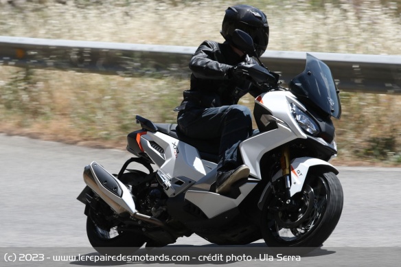 Le scooter Peugeot parvient à atteindre 137 km/h en vitesse de pointe