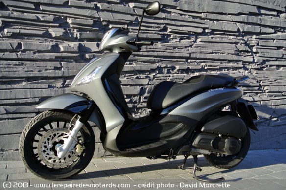 Vue de coté cooter Piaggio Beverly 125