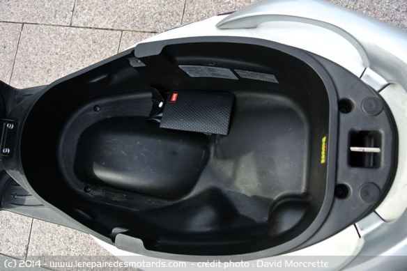 Coffre et espace scooter Piaggio Fly 125