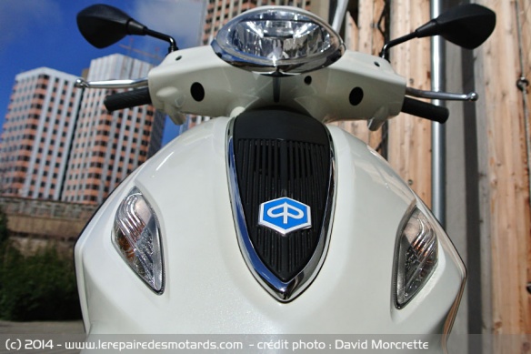 Face avant avec cravate du scooter Piaggio Fly 125
