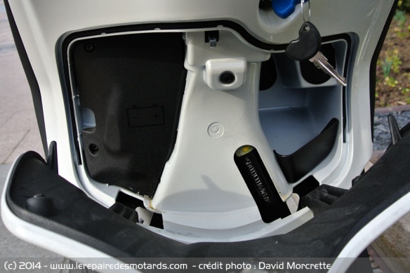 Vide poche avant du Piaggio Fly 125