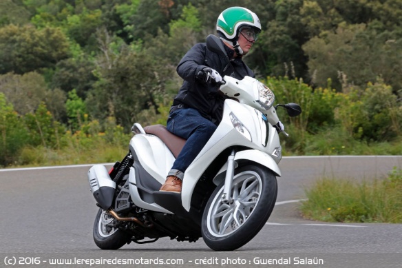 scooter Piaggio Medley 125 sur départementale