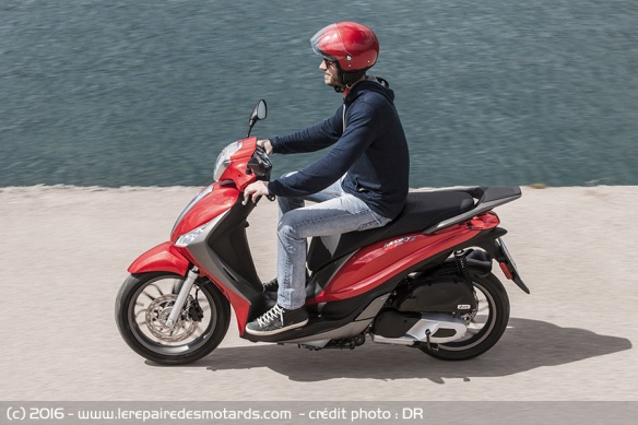 scooter Piaggio Medley 125 sur nationale