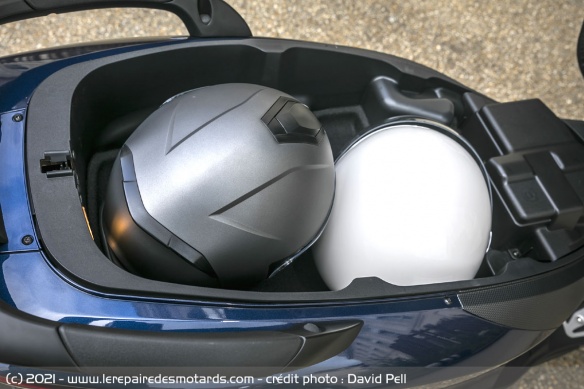Deux casques intégraux se rangent dans le coffre