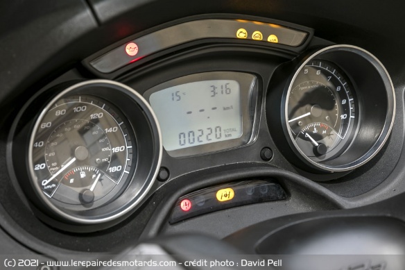 Compteurs et ecran LCD du Piaggio MP3 400 HPE