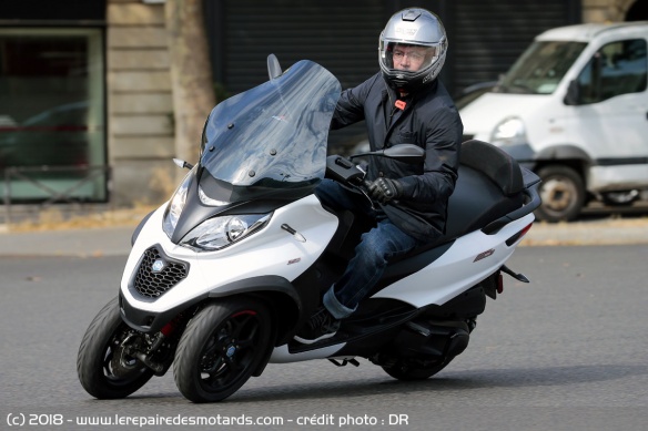 Le Piaggio MP3 350 en virage
