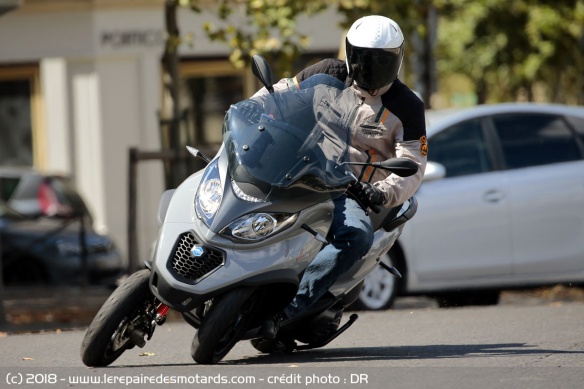 Le Piaggio MP3 500 HPE en courbe