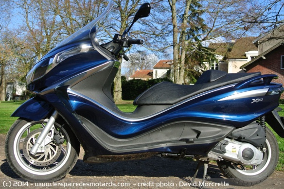 Scooter Piaggio X10 125 de côté
