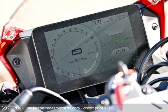 Le compteur TFT de la QJMOTOR SRK 421 RR