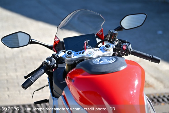 La position de conduite de la QJMOTOR SRK 421 RR