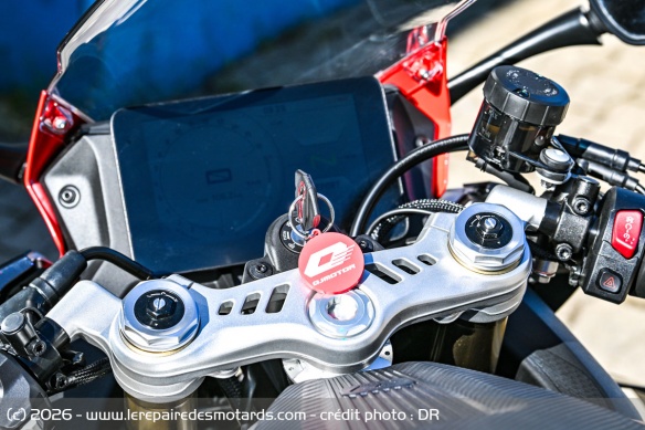 Les réglages de la fourche de la QJMOTOR SRK 421 RR