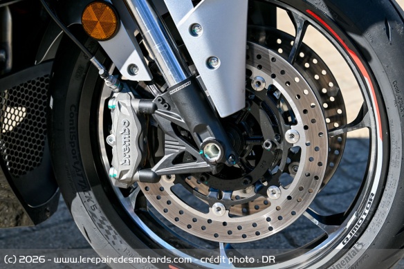 Les freins avant Brembo de la QJMOTOR SRK 421 RR