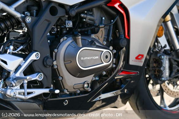 Le moteur 4-cylindres de la QJMOTOR SRK 421 RR