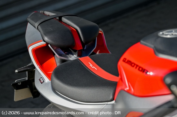 La selle de la QJMOTOR SRK 421 RR