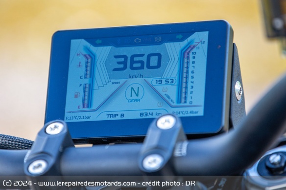 Le compteur TFT de la QJ Motor SRK 550