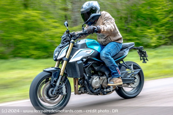 La QJ SRK se révèle également très efficace sur les petites routes