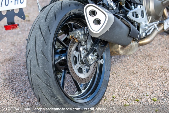 La roue arrière de la QJ Motor SRK 550