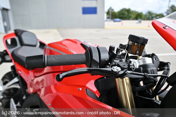 L'accélérateur de la QJMotor SRK800RR
