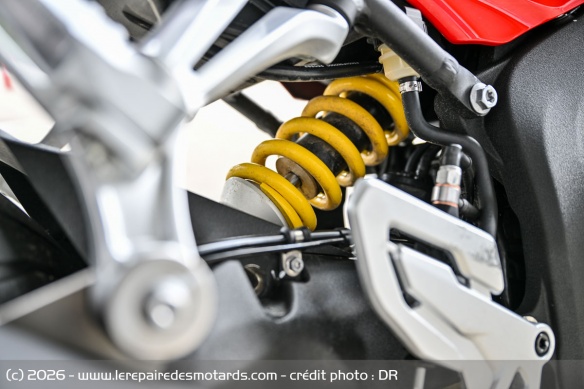 L'amortisseur réglable de la QJMotor SRK800RR