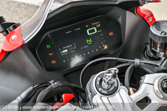 Le compteur TFT de la QJMotor SRK800RR