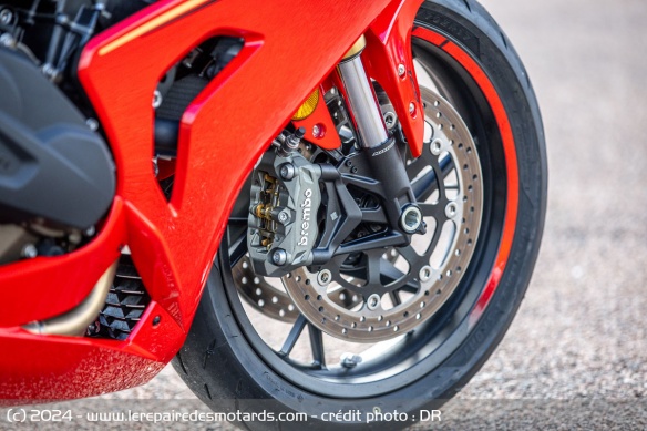 Malgré deux disques de 320 mm, les étriers avant Brembo manque un peu de puissance