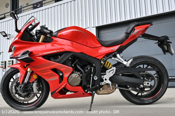 La SRK 800 RR troque son cadre acier pour un élément en aluminium