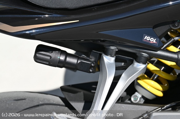 L'amortisseur arrière de la QJMOTOR SRK 800 Dark