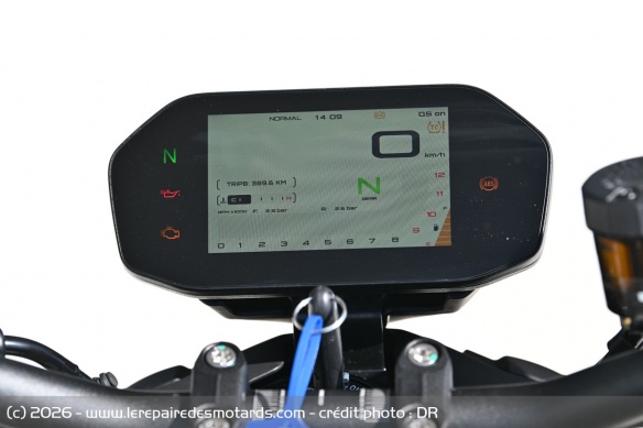 Le compteur LCD de la QJMOTOR SRK 800 Dark