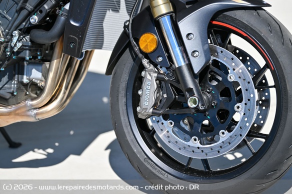 Les étriers Brembo de frein avant de la QJMOTOR SRK 800 Dark