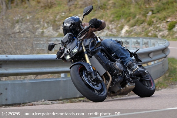 Pas à l'aise à l'attaque, la moto reste prévenante et saine malgré tout