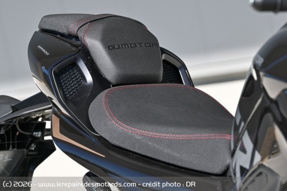 La selle de la QJMOTOR SRK 800 Dark
